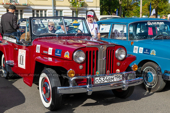 Американский ретро автомобиль Виллис Джипстер солнечным днем. Редакционное фото, фотограф Виктор Карасев / Фотобанк Лори