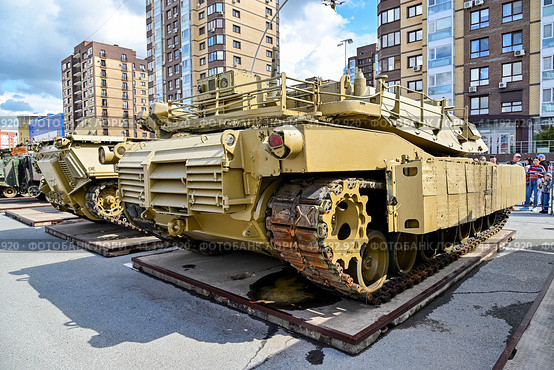 Американский танк M1A1SA «ABRAMS». Передвижная выставка трофейной техники НАТО "Сила v правде- гордость и победа". Город Тюмень (2024 год). Редакционное фото, фотограф Александр Тараканов / Фотобанк Лори