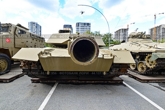 Американский танк M1A1SA «ABRAMS». Выставка трофейной техники из зоны СВО. Город Тюмень (2024 год). Редакционное фото, фотограф Александр Тараканов / Фотобанк Лори