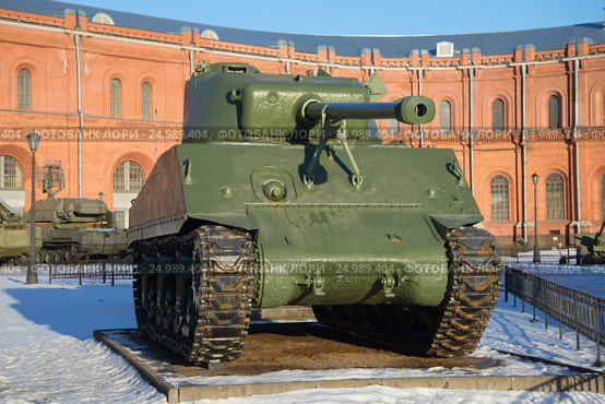 Американский танк M4A2 "Шерман" анфас солнечным январским днем. Артиллерийский музей, Санкт-Петербург (2017 год). Редакционное фото, фотограф Виктор Карасев / Фотобанк Лори