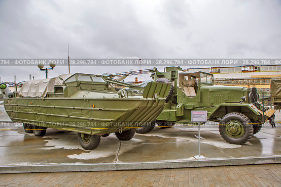 Американское амфибийное транспортное средство GMC DUKW-353 и ремонтно-эвакуационная машина Kenworth-573 (М1А1). На открытой площадке музея военной техники «Боевая слава Урала». Верхняя Пышма. Свердловская область (2018 год). Редакционное фото, фотограф Сергей Афанасьев / Фотобанк Лори
