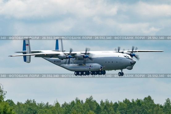 Ан-22 "Антей" (бортовой RF-09309) на посадке, аэродром Мигалово, Тверь (2018 год). Редакционное фото, фотограф Alexei Tavix / Фотобанк Лори