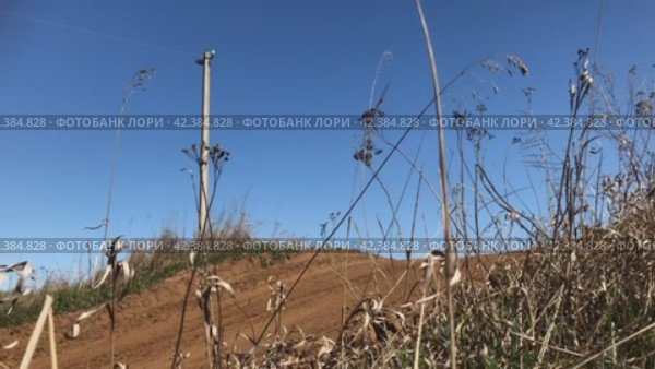 An athlete on a cross-country motorcycle makes a jump at speed. Close-up shooting. Russia. Moscow region. 03.05.2021 (2024 год). Редакционное видео, видеограф Ярославский Максим / Фотобанк Лори