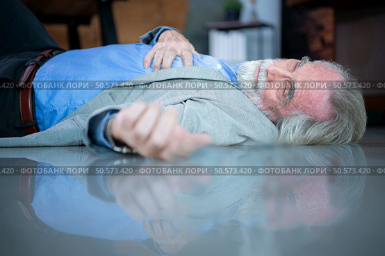An elderly businessman fell to the floor with sudden heart failure at work. Стоковое фото, агентство Ingram Publishing / Фотобанк Лори