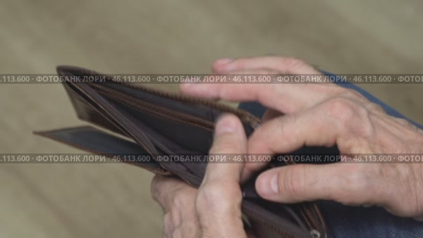 An elderly man with an empty wallet symbolizing financial difficulties. Стоковое видео, видеограф Владимир Федоров / Фотобанк Лори