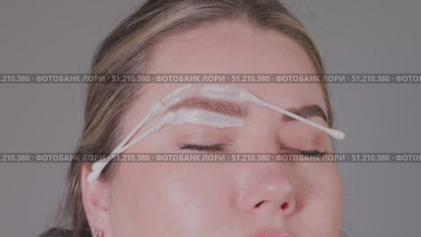 An Innovative and Elegant Eyebrow Styling Technique Utilizing Cream Application for Beauty. Стоковое видео, видеограф Olesia Kondrateva / Фотобанк Лори