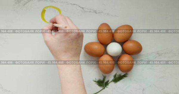 An Inspiring and Creative Arrangement of Colorful Eggs, Handcrafted with Beautiful Decorations. Стоковое видео, видеограф Ольга Коваленко / Фотобанк Лори