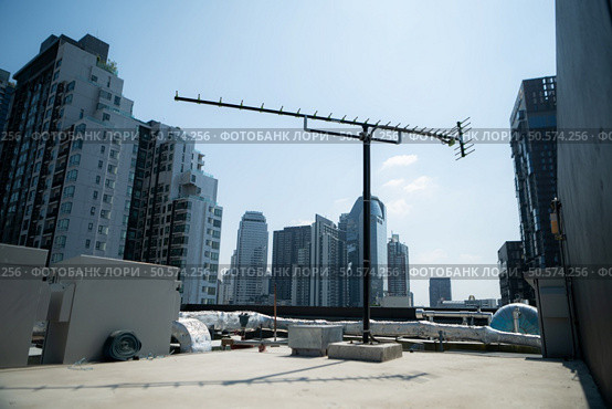 An old television signal antenna in the middle of the city. that still have some to receive signals. Стоковое фото, агентство Ingram Publishing / Фотобанк Лори