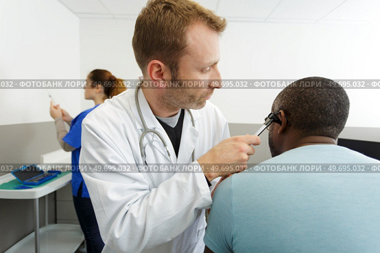 an otolaryngologist working with patient. Стоковое фото, агентство Ingram Publishing / Фотобанк Лори