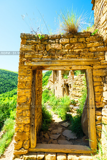 Ancient passage in the abandoned mountain ghost village of Gamsutl. North Caucasus (2024 год). Стоковое фото, фотограф Константин Лабунский / Фотобанк Лори