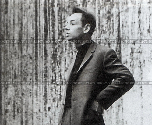 Андрей Андреевич Вознесенский (1933-2010) - советский и российский поэт, публицист, художник и архитектор, лауреат Государственной премии СССР (1978) и премии Правительства РФ (2010, посмертно). Один из известнейших поэтов середины XX века, т. н. шестидесятников. Также известен как поэт-песенник. Фото 1960-е гг. Редакционное фото, фотограф Сергей Елизарьев / Фотобанк Лори