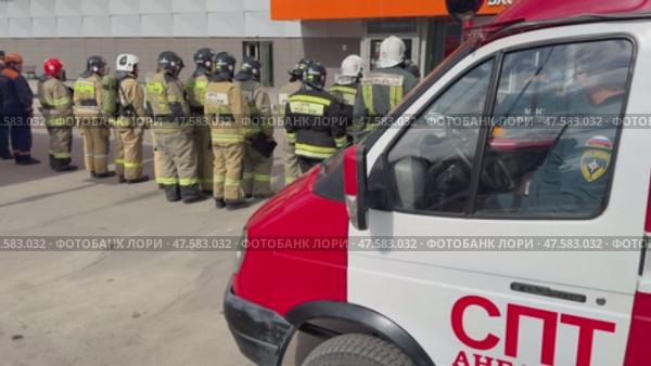 ANGARSK, IRKUTSK REGION, RUSSIA - April 08, 2025: Video of fire brigade in special clothing lined up after conducting preventive fire training to extinguish fire at city shopping mall. Редакционное видео, видеограф Виктория Катьянова / Фотобанк Лори