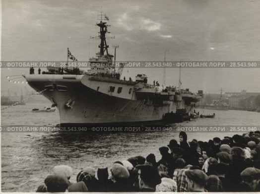 Английский авианосец "Триумф". Визит доброй воли в Ленинград. октябрь 1955. Редакционное фото, фотограф Retro / Фотобанк Лори