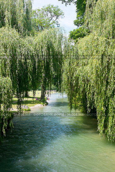 Английский сад (нем. Englischer Garten) или Английский парк. Мюнхен. Германия (2019 год). Редакционное фото, фотограф E. O. / Фотобанк Лори