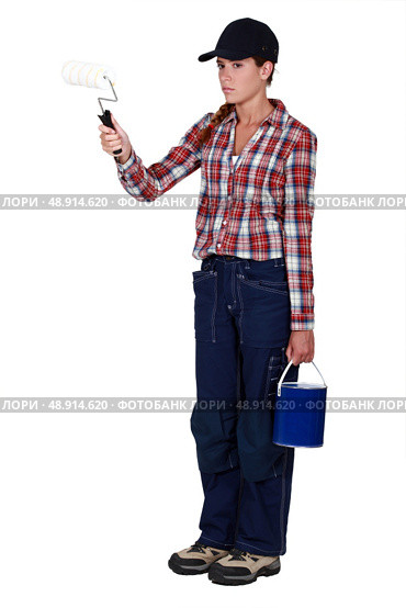 Angry tradeswoman holding a paint roller. Стоковое фото, агентство Ingram Publishing / Фотобанк Лори
