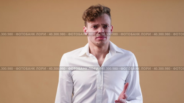 Angry young man in white shirt. Стоковое видео, видеограф Сергей Петерман / Фотобанк Лори