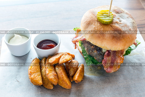 Angus beef Cheese hamburger with french fries. Стоковое фото, агентство Ingram Publishing / Фотобанк Лори