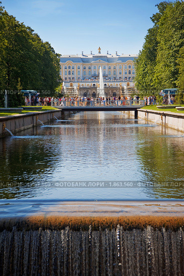 Ансамбль фонтанов в Петергофе — Аллея фонтанов (2010 год). Редакционное фото, фотограф Юлия Колтырина / Фотобанк Лори