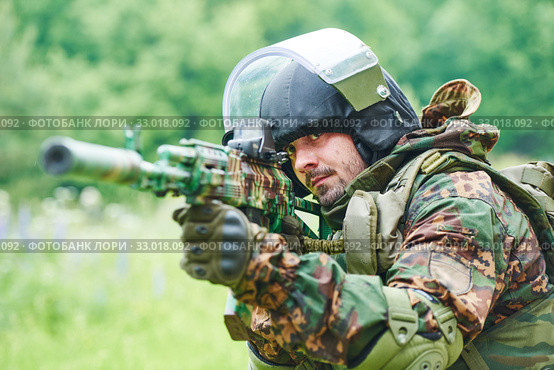 Anti-terrorist police soldier armed with assault riflel ready to attack. Стоковое фото, фотограф Дмитрий Калиновский / Фотобанк Лори