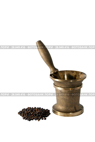 Antique patined bronze mortar and a handful of black pepper peas isolated. Стоковое фото, фотограф Евгений Харитонов / Фотобанк Лори