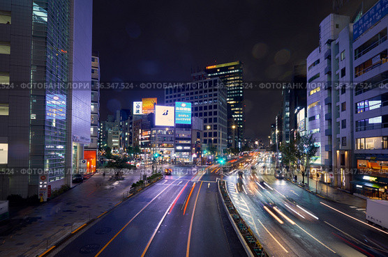Aoyama-dori avenue at the night lightening. Tokyo. Japan (2019 год). Редакционное фото, фотограф Сергей Пристяжнюк (Serg Zastavkin) / Фотобанк Лори