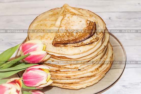 Appetite, delicious pancakes on a plate close-up. Стоковое фото, фотограф Татьяна  Коненкова / Фотобанк Лори