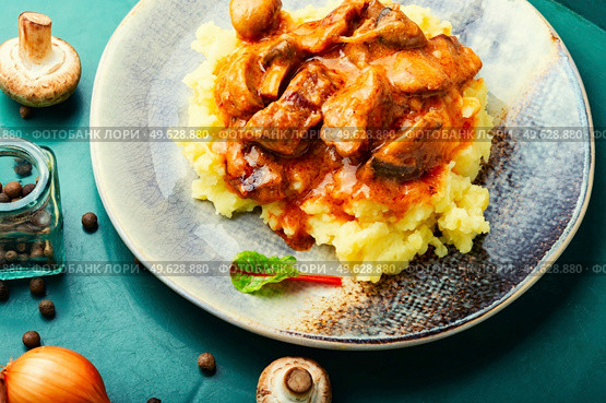 Appetizing beef stroganoff meat. Meat with mushrooms and mashed potatoes. Meat with mushrooms, Beef stroganoff. Стоковое фото, агентство Ingram Publishing / Фотобанк Лори