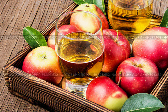 Apple cider with fresh apples on rustic background.Refreshing apple cider. Homemade cider from ripe apples. Стоковое фото, агентство Ingram Publishing / Фотобанк Лори