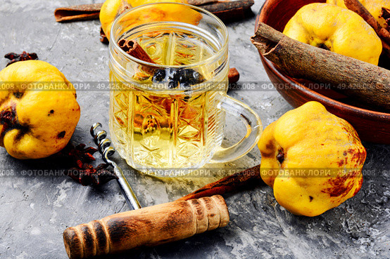 Apple cider with fresh apples on rustic background.Refreshing apple cider. Apple cider cocktail. Стоковое фото, агентство Ingram Publishing / Фотобанк Лори