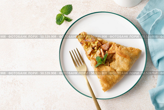 Apple pie slice with cinnamon and lemon zest on a plate. Стоковое фото, агентство Ingram Publishing / Фотобанк Лори