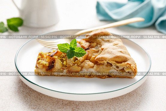 Apple pie slice with cinnamon and lemon zest on a plate. Стоковое фото, агентство Ingram Publishing / Фотобанк Лори