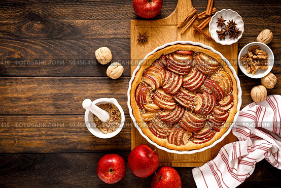 Apple pie. Tart with apples, cinnamon and walnuts. Top view. Стоковое фото, агентство Ingram Publishing / Фотобанк Лори