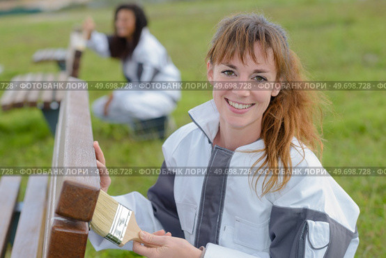 application of varnish on the bench. Стоковое фото, агентство Ingram Publishing / Фотобанк Лори