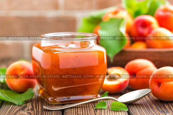 Apricot jam in a jar and fresh fruits with leaves. Стоковое фото, агентство Ingram Publishing / Фотобанк Лори