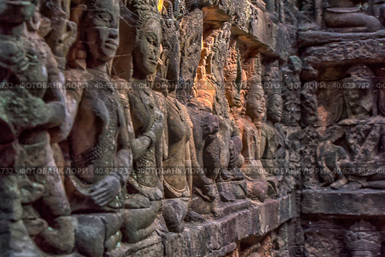 Apsara carved on the wall of the Elephant terrace, Angkor Thom. cambodia. (2017 год). Редакционное фото, фотограф Анна Кривицкая / Фотобанк Лори