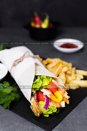 arabic kebab sandwich high view. Стоковое фото, агентство Ingram Publishing / Фотобанк Лори