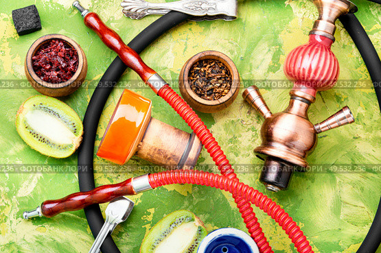 Arabic smoking hookah with taste of kiwi.Fruit shisha tobacco. Tobacco with taste of kiwi.Oriental hooka. Oriental hookah with kiwi fruit. Стоковое фото, агентство Ingram Publishing / Фотобанк Лори