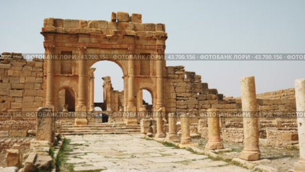 Arch of Antoninus Pius in Roman ancient city Sufetula in Sbeitla, Tunisia. Стоковое видео, видеограф Яков Филимонов / Фотобанк Лори