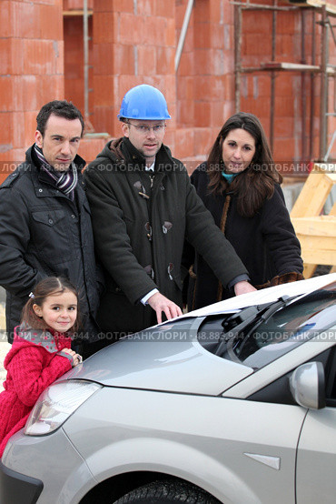 Architect at construction site with clients. Стоковое фото, агентство Ingram Publishing / Фотобанк Лори
