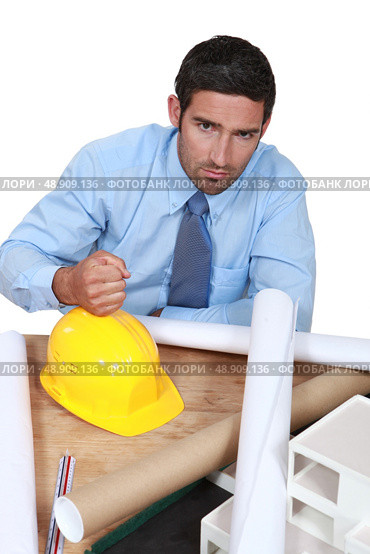 Architect with a hard hat. Стоковое фото, агентство Ingram Publishing / Фотобанк Лори