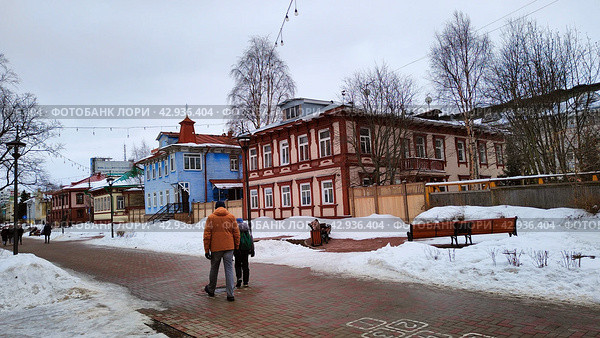 Архангельск, проспект Чумбарова-Лучинского. Люди гуляют по пешеходной улице зимой. Пасмурно (2024 год). Редакционное фото, фотограф Ирина Терентьева / Фотобанк Лори