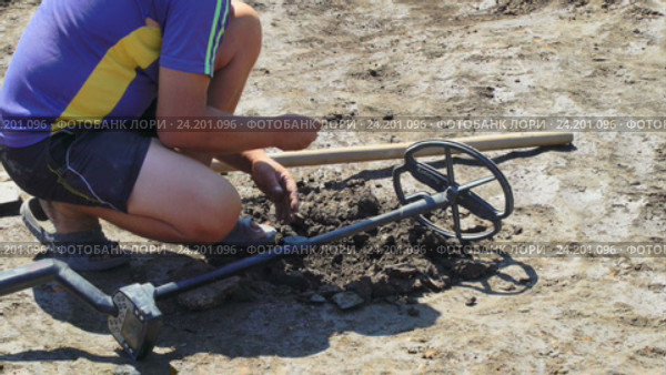 Археолог исследует раскопки, используя детектор металла и находит древнюю монету. Стоковое видео, видеограф Vladimir Botkin / Фотобанк Лори