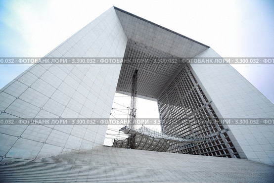 Арка в деловом районе Ла-Дефанс в Париже, Франция (2010 год). Редакционное фото, фотограф Losevsky Pavel / Фотобанк Лори
