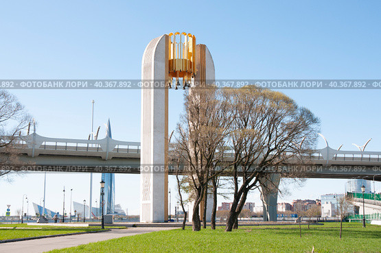 Арка-звонница с карильоном возле Яхтенного моста (2023 год). Редакционное фото, фотограф Татьяна Шикова / Фотобанк Лори