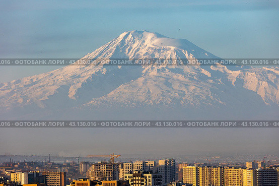 Армения. Ереван. Гора Арарат над Ереваном. Armenia. Yerevan. Mount Ararat above Yerevan. (2024 год). Стоковое фото, фотограф Алексей Смышляев / Фотобанк Лори