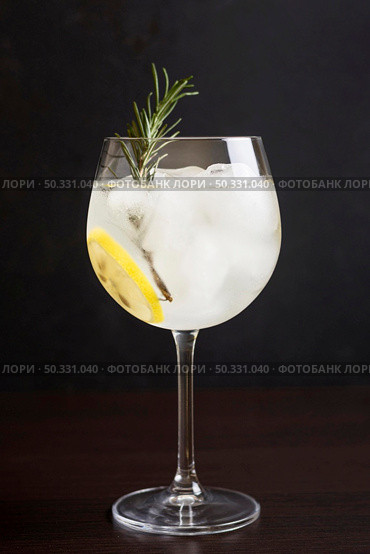 aromatic cocktail glass rosemary. High resolution photo. aromatic cocktail glass rosemary. High quality photo. Стоковое фото, агентство Ingram Publishing / Фотобанк Лори