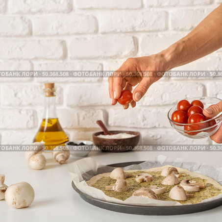 arrangement tasty traditional pizza. Стоковое фото, агентство Ingram Publishing / Фотобанк Лори