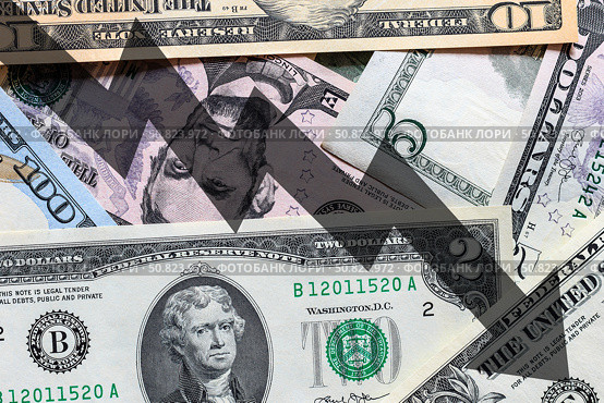 Arrow down on the background of dollar bills. The concept of inflation, depreciation of the dollar or the US economy. Стоковое фото, фотограф Емельянов Евгений Викторович / Фотобанк Лори
