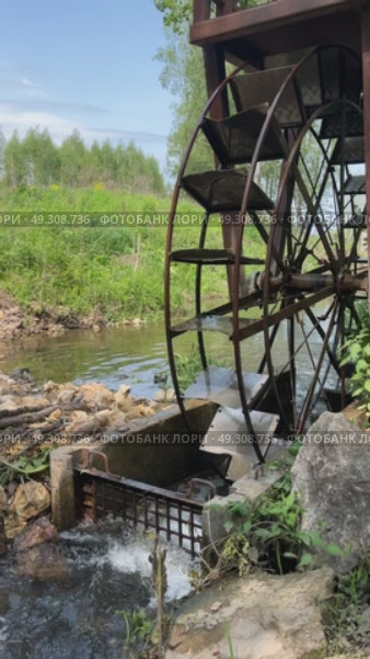 Арт-объект "водяная мельница". Колесо. Вертикальное видео. Art object "water mill". Wheel. Vertical video. Редакционное видео, видеограф Александр Рыбалка / Фотобанк Лори