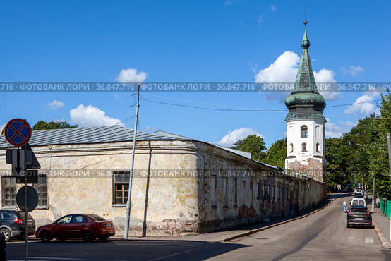 Артиллерийские казармы XVIII век и башня Ратуши (1470 год). Выборг. Ленинградская область (2021 год). Редакционное фото, фотограф Сергей Афанасьев / Фотобанк Лори